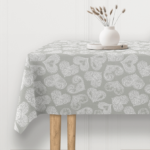 Mantel gris con corazones blancos