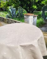 Hule redondo de color beige