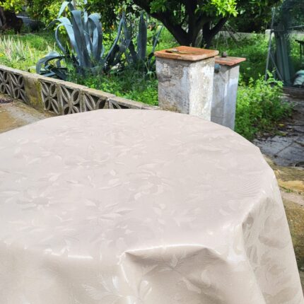 Hule redondo de color beige